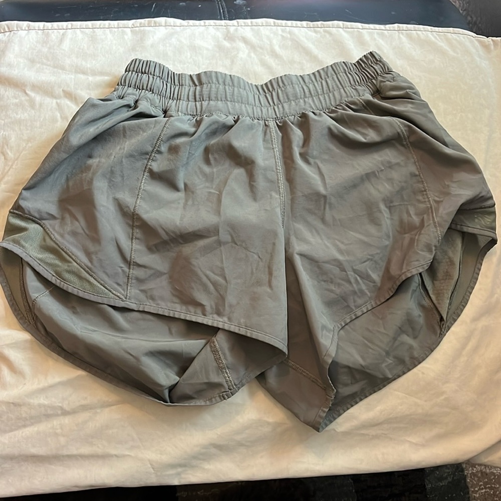 lululemon hotty hot low-rise lined shorts 2.5”
